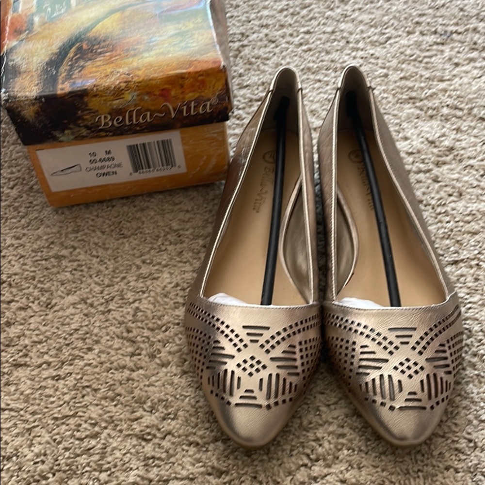 Brand New, Never Worn! Bella~Vita Owen Champagne Gold Geometric Flats